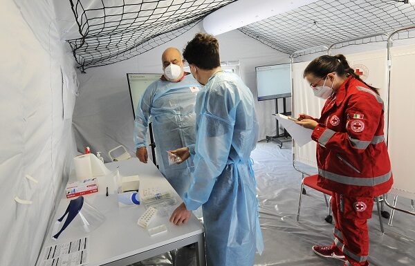 Covid, 7.224 casi e 49 decessi: tasso positività 3.2%