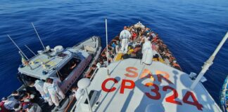 Sbarchi senza sosta a Lampedusa, al via trasferimento migranti