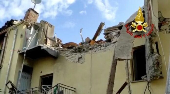 Crolla palazzina a Torino, morto un bambino