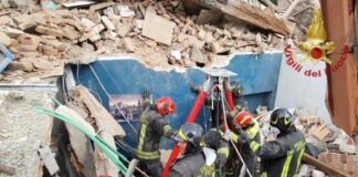 Crolla palazzina a due piani a Torino, morto un bambino