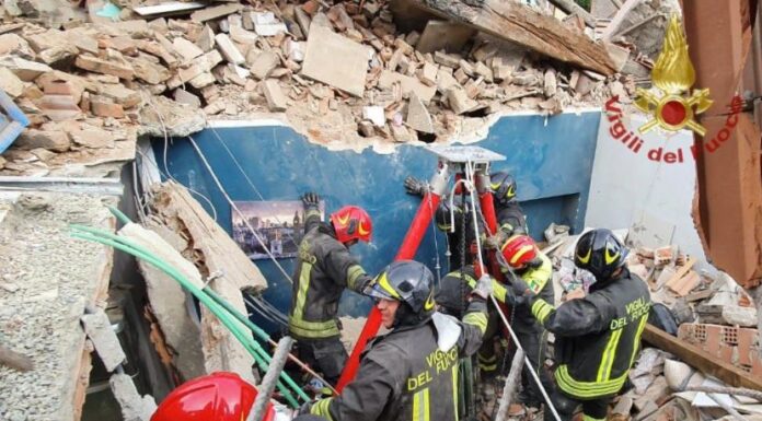 Crolla palazzina a due piani a Torino, morto un bambino