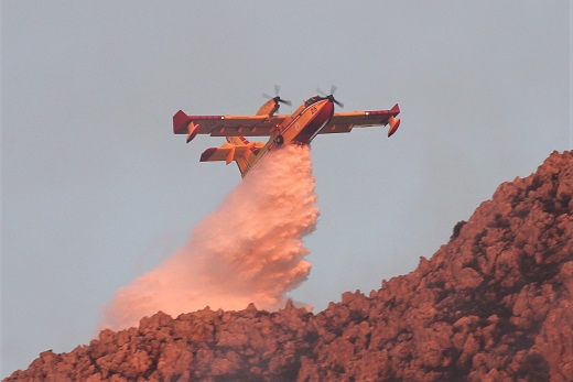 BRUCIA MONTE GRADARA DUE CANADAIR IN AZIONE PER EVITARE CHE IL FUOCO ARRIVASSE ALLE VILLE
