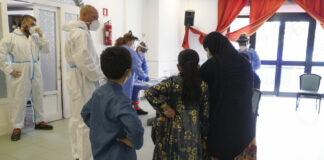 Covid, tamponi di controllo per 40 afgani accolti in Puglia