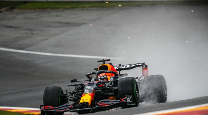 Pole Verstappen in Belgio, Ferrari in difficoltà sotto la pioggia