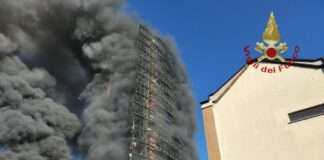 Incendio distrugge grattacielo a Milano