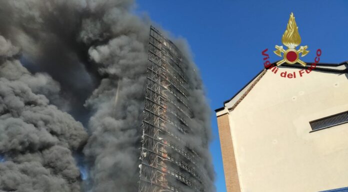 Incendio distrugge grattacielo a Milano