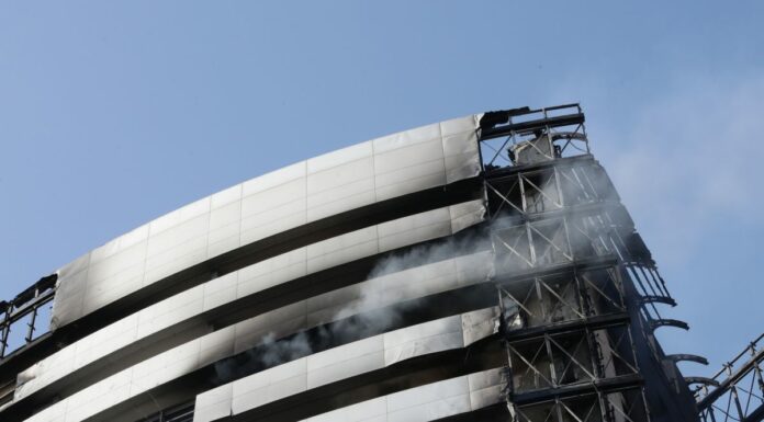 Incendio grattacielo a Milano, tra le ipotesi un cortocircuito