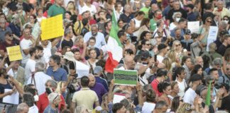 Manifestazioni No-Vax, due giornalisti aggrediti e Bassetti minacciato