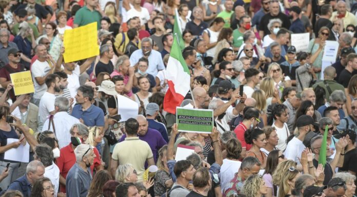 Manifestazioni No-Vax, due giornalisti aggrediti e Bassetti minacciato