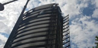 Incendio in un grattacielo a Milano, fiamme domate, nessuna vittima