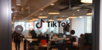 “Coprifuoco” alle notifiche push, nuova stretta per i minori su TikTok