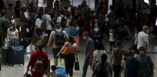 Green pass, scatta l’obbligo per aerei, treni e personale scolastico