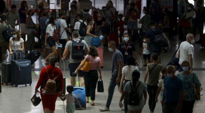 Green pass, scatta l’obbligo per aerei, treni e personale scolastico