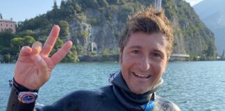 Ferri firma record del mondo apnea assetto costante con pinne in lago