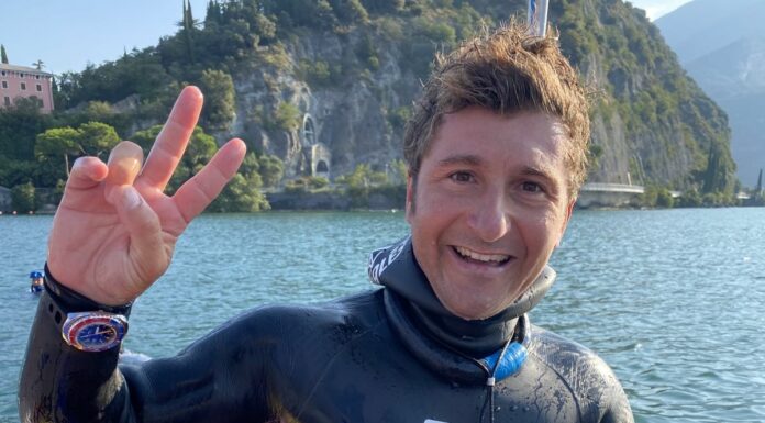 Ferri firma record del mondo apnea assetto costante con pinne in lago
