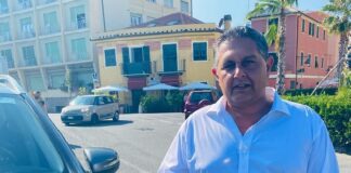 Liguria, no-vax lanciano uova contro auto presidente Toti