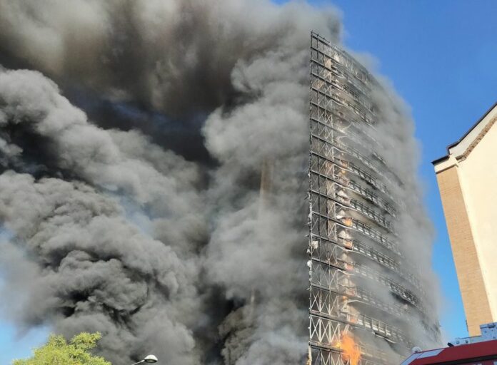MILANO INCENDIO GRATTACIELO TORRE DEI MORI VIA ANTONINI