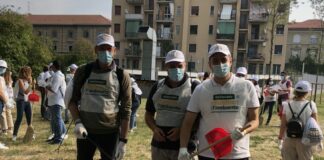 Milano, i volontari di McDonald’s puliscono il parco Annarumma