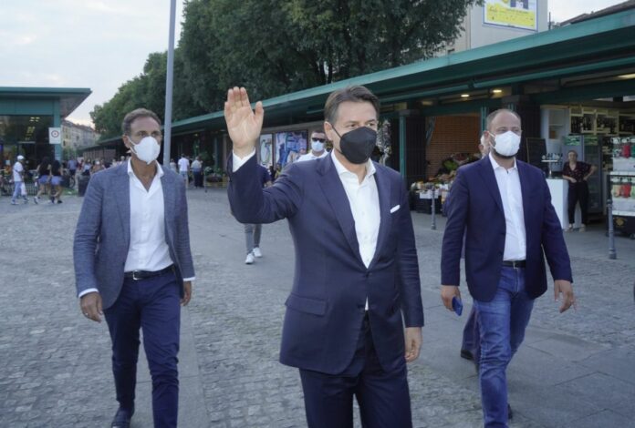 CONTE A MILANO CON LAYLA PAVONE CANDIDATA SINDACO PER IL M5S