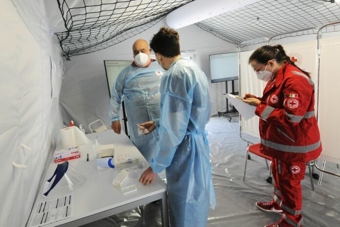 TENSOSTRUTTURA DELLA CROCE ROSSA PER TAMPONI RAPIDI ALLA STAZIONE CENTRALE DI BARI