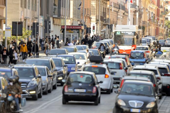 BARI ULTIMO GIORNO PER NEGOZI E SHOPPING, DA DOMANI ZONA ROSSA