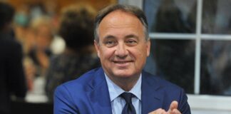 Puglia, Leo a studenti “Scuola da vivere con passione ed emozione”