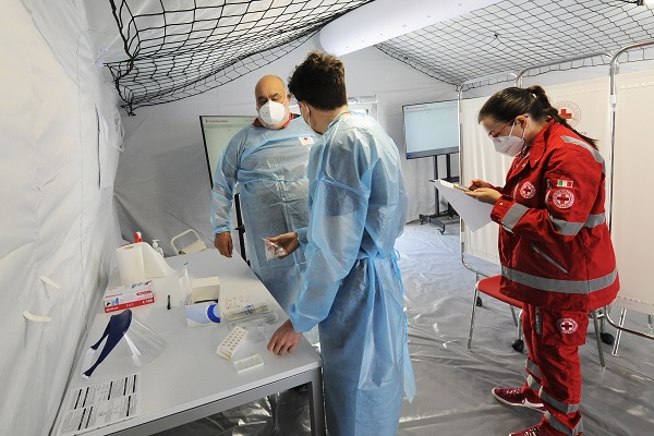 TENSOSTRUTTURA DELLA CROCE ROSSA PER TAMPONI RAPIDI ALLA STAZIONE CENTRALE DI BARI
