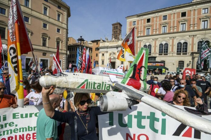 PROTESTA DEI LAVORATORI ALITALIA IN PIAZZA SAN SILVESTRO