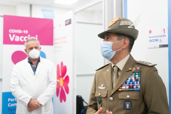 IL COMMISSARIO FIGLIUOLO IN VISITA ALL’HUB VACCINALE PRESSO IL CENTRO AMAZON DI PASSO CORESE