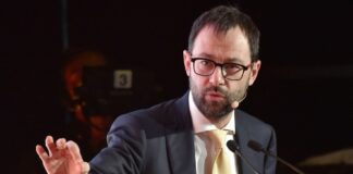 Prosek, Patuanelli “Ci opporremo a errata e assurda decisione”