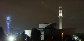 Demolito il camino inceneritore per la nuova biopiattaforma a Sesto