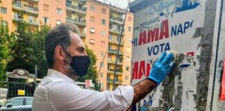Amministrative Napoli, Maresca rimuove di persona i manifesti abusivi