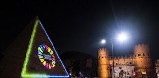 Roma, Acea illumina Piramide Cestia con i colori della sostenibilità