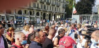 No Vax, a Torino fermato manifestante che ha aggredito agente