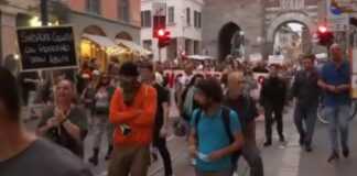 Tensione e scontri al corteo “No green pass” a Milano