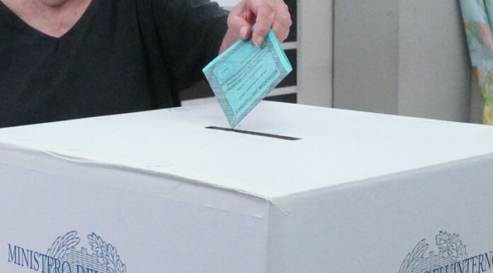 Al centrosinistra Milano, Napoli e Bologna, ballottaggi a Roma e Torino