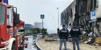 Aereo privato precipita a San Donato Milanese, otto morti