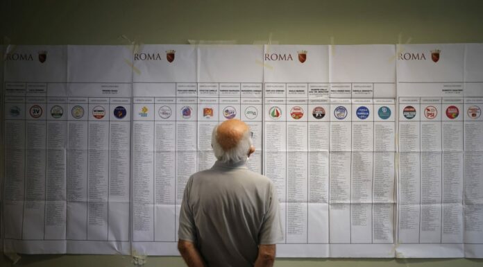 Urne aperte fino alle 15 per le Comunali, affluenza in calo