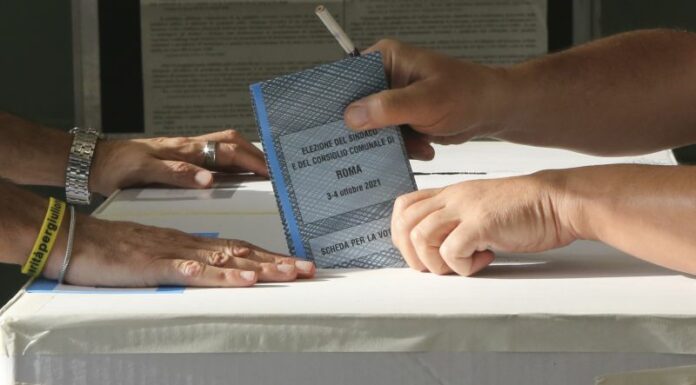 Al centrosinistra Milano, Napoli e Bologna, ballottaggi a Roma e Torino