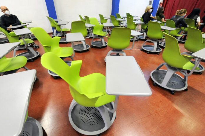 ISTITUTO PROFESSIONALE ETTORE MAJORANA  BANCHI SCOLASTICI CON LE ROTELLE SCUOLA