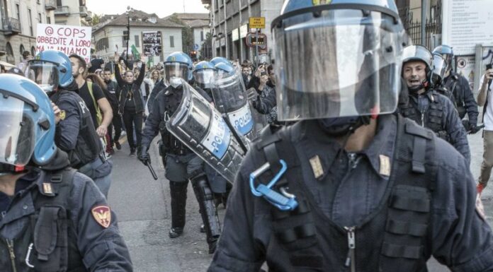 Scontri al corteo no Green Pass a Roma, attaccata sede Cgil