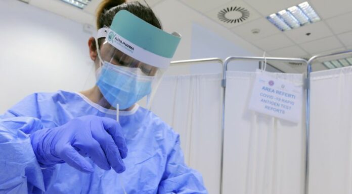 Covid, incidenza in calo e tre regioni a rischio moderato