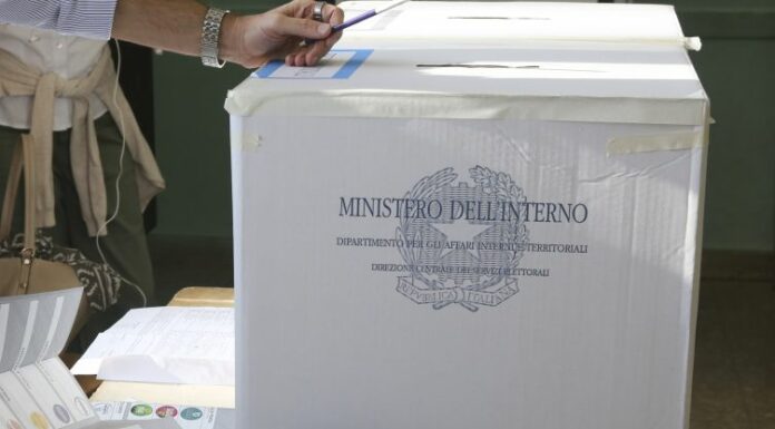 Urne aperte per i ballottaggi alle 7, affluenza in calo