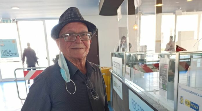 Vaccino, a 100 anni si presenta all’hub di Vittoria per la terza dose