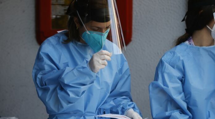 Covid, incidenza in lieve risalita