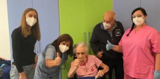 Vaccino, a 107 anni si sottopone a terza dose nel Ragusano