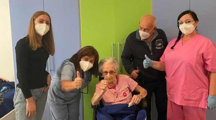 Vaccino, a 107 anni si sottopone a terza dose nel Ragusano