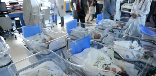 Nel 2025 nati appena 355mila bambini, minimo storico dal dopoguerra. Il 62% degli italiani rinuncia a figli per ostacoli economici e sociali