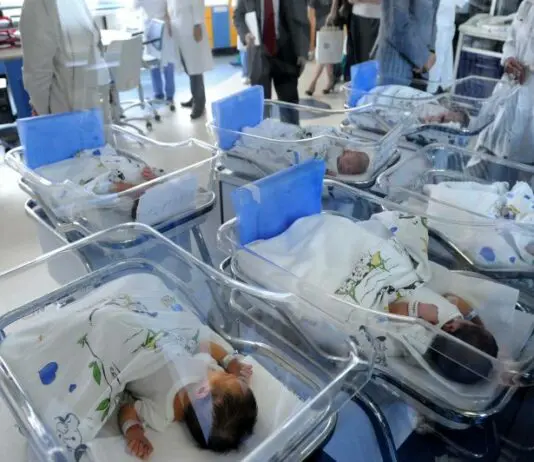 Nel 2025 nati appena 355mila bambini, minimo storico dal dopoguerra. Il 62% degli italiani rinuncia a figli per ostacoli economici e sociali