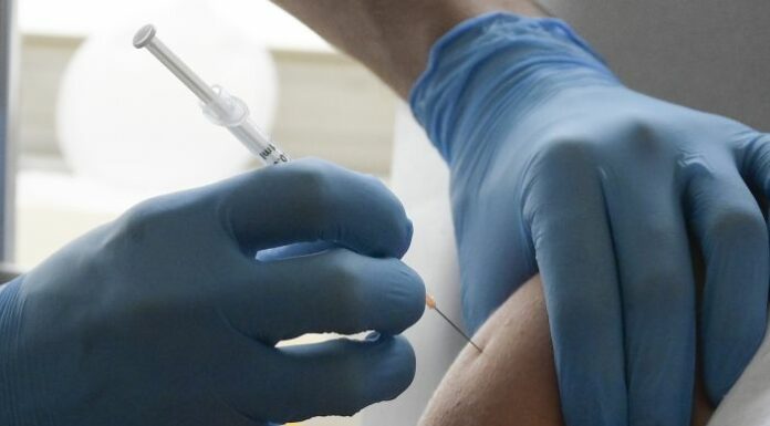 Vaccino, Costa “Terza dose? Su ampliamento platea decida scienza”